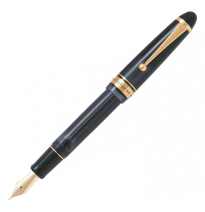 PILOT ESTILOGRÁFICA PILOT PLUMA CUSTOM 823. FABRICADA EN RESINA COLOR NEGRA. PLUMÍN DE ORO MACIZO DE 14K. PLUMIN DE TAMAÑO 15. T